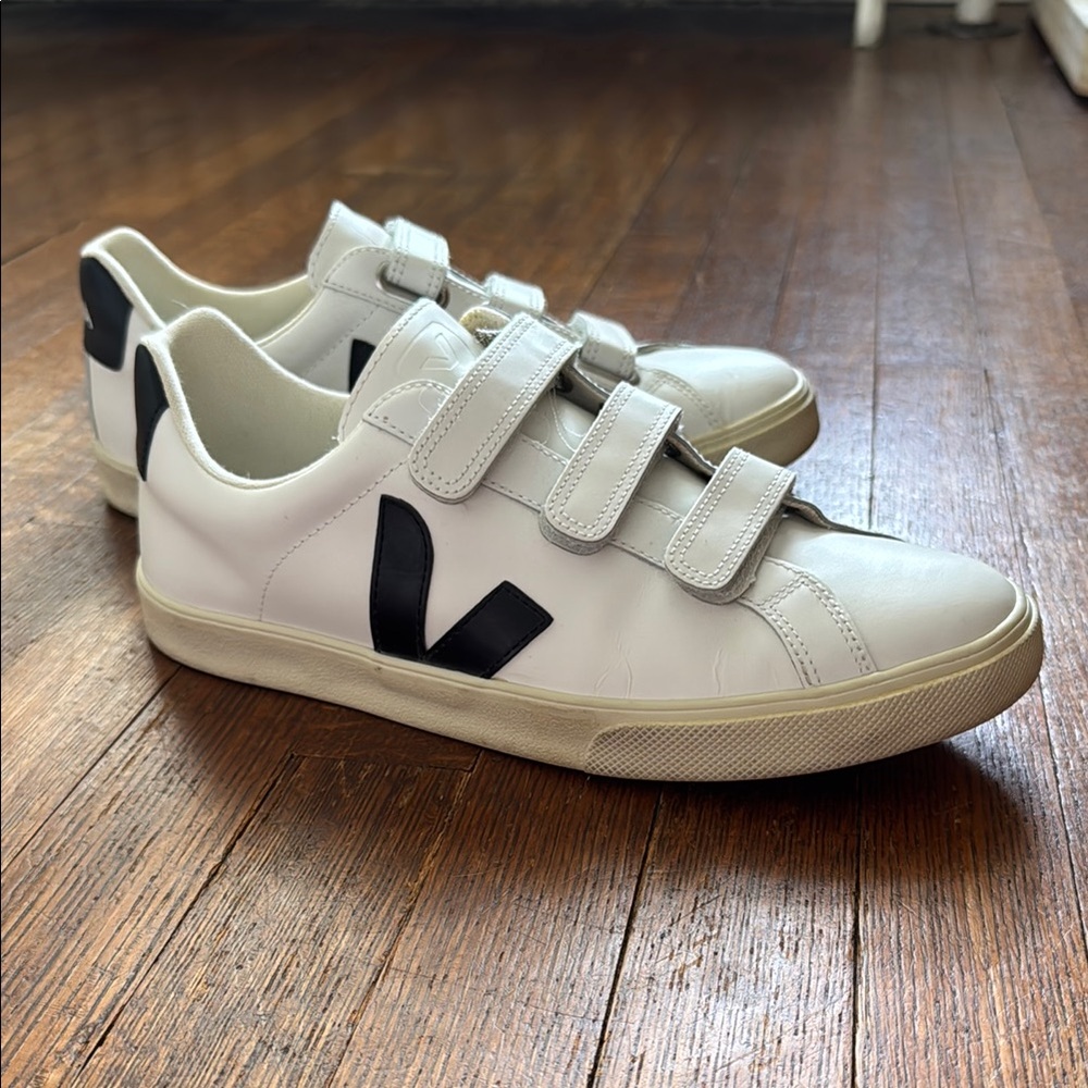 Veja White & Black Sneakers 🖤🤍